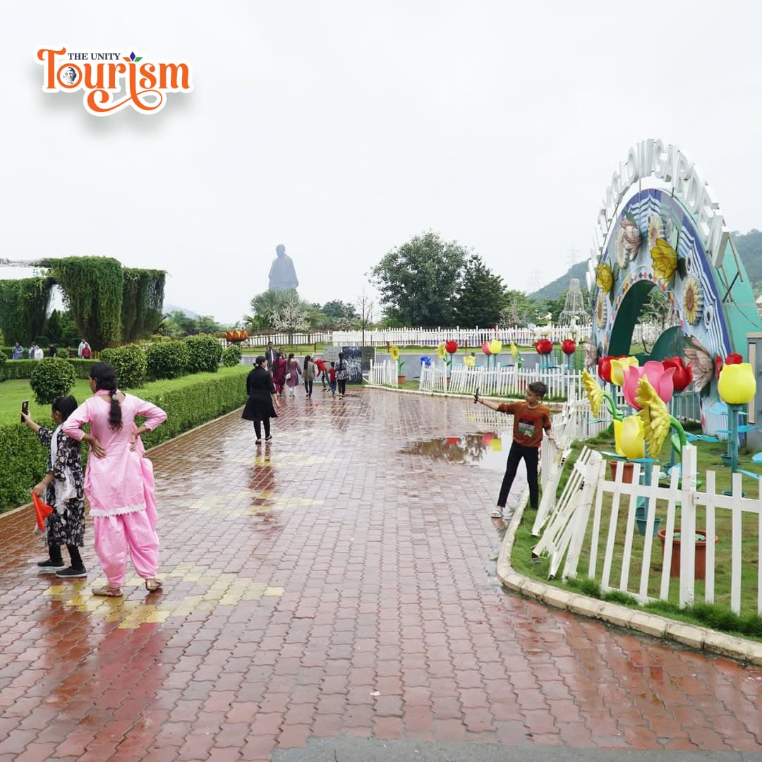 Tourist enjoying virtual reality sports experience at Statue of Unity – The Unity Tourism