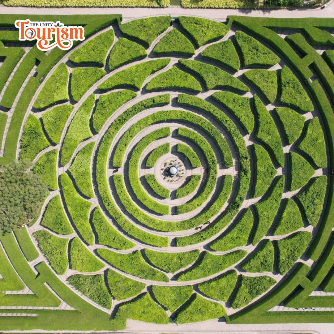 The Maze Garden at the Statue of Unity, showcasing a vast green maze with a sign indicating "Garden Center."