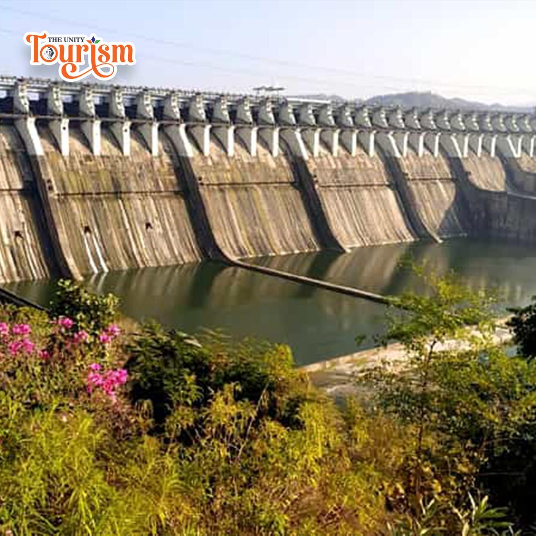 Tourists enjoying panoramic view of Sardar Sarovar Dam and Narmada River